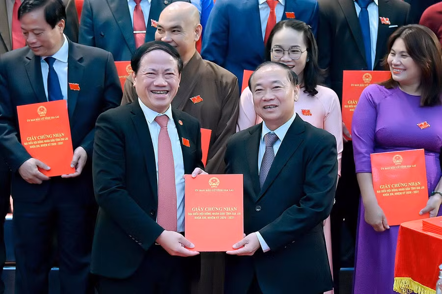 bi-thu-tinh-uy-thai-dai-ngoc-trao-giay-chung-nhan-cho-dai-bieu-pham-anh-tuan-uy-vien-ban-chap-hanh-trung-uong-dang-pho-bi-thu-tinh-uy-chu-tich-ubnd-tinh.jpg