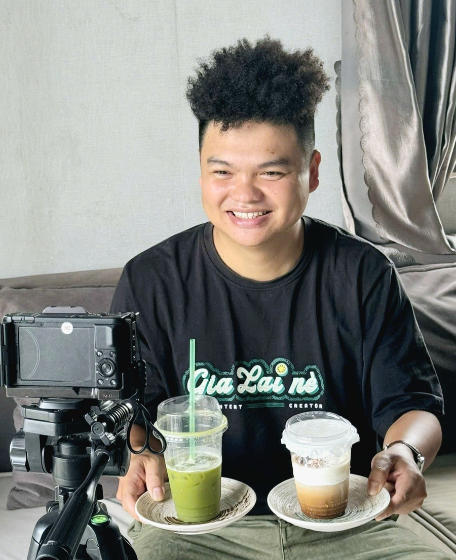 Anh Võ Trường Bảo ghi hình video ẩm thực cho kênh Tiktok “Gia Lai nè”. Ảnh: Ngọc Duy ghi-hinh-video.jpg