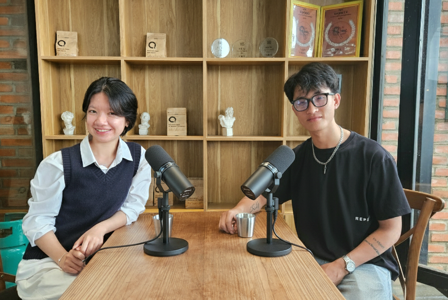 Anh Nguyễn Vương Quốc trò chuyện cùng khách mời trong một buổi ghi hình podcast. Ảnh: Ngọc Duy the-gioi-so.png
