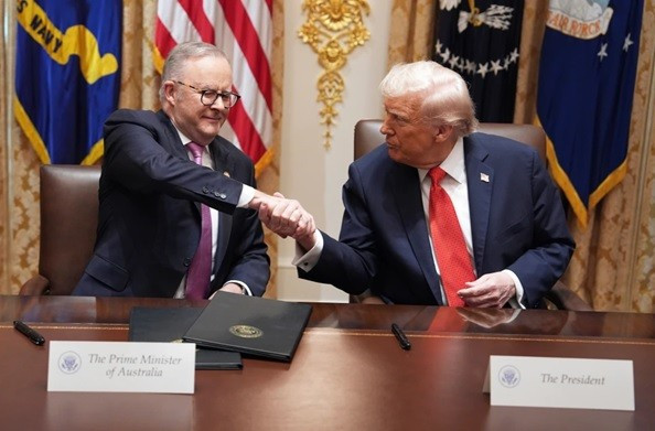 Tổng thống Mỹ Donald Trump và Thủ tướng Úc Anthony Albanese ký thỏa thuận hợp tác khoáng sản chiến lược ngày 20-10 tại Nhà Trắng. Ảnh: AP Tổng thống Mỹ Donald Trump và Thủ tướng Úc Anthony Albanese ký thỏa thuận hợp tác khoáng sản chiến lược ngày 20-10 tại Nhà Trắng. Ảnh: AP