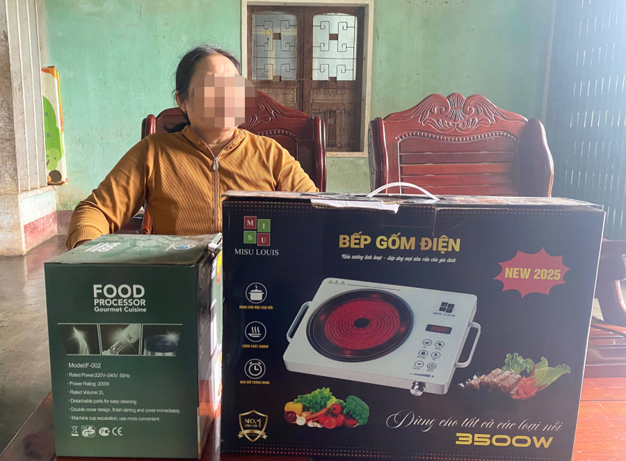 Bà Nguyễn Thị N. (xóm Long Mây, thôn 3, xã Tây Sơn) là 1 trong 5 người bị sập bẫy kẻ gian khi mua bếp điện với giá “trên trời”. Ảnh: N.C tang-qua-gia-mao.jpg