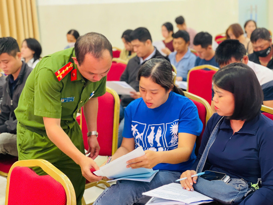 Công an phường Quy Nhơn Bắc đẩy mạnh tuyên truyền, ký cam kết về an ninh trật tự đối với chủ các cơ sở kinh doanh có điều kiện trên địa bàn. Ảnh: K.A dieu-kien-kinh-doanh.jpg