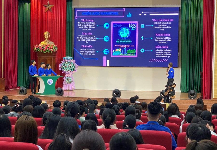 Sinh viên trình bày ý tưởng tại cuộc thi “Ý tưởng khởi nghiệp sinh viên”. Ảnh: N.N dam-me-khoi-nghiep.jpg