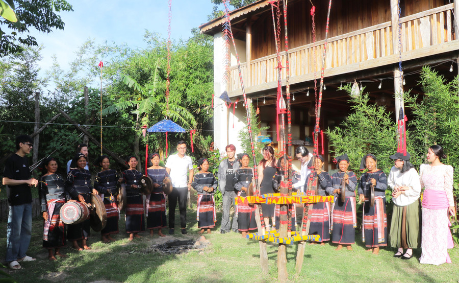 The female gong team of Kgiang village performs gongs for tourists at A Nguoi homestay. Photo: Ngoc Minh 2-6041.jpg