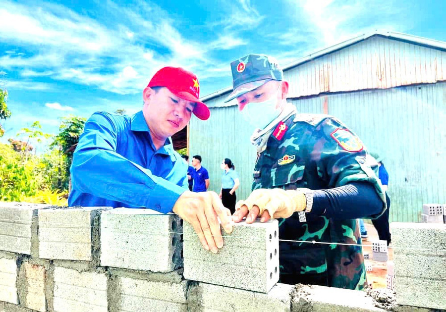 Các đơn vị quân đội và đoàn viên thanh niên tích cực tham gia xóa nhà tạm tại xã Gào. Ảnh: Phan Lài 32.jpg