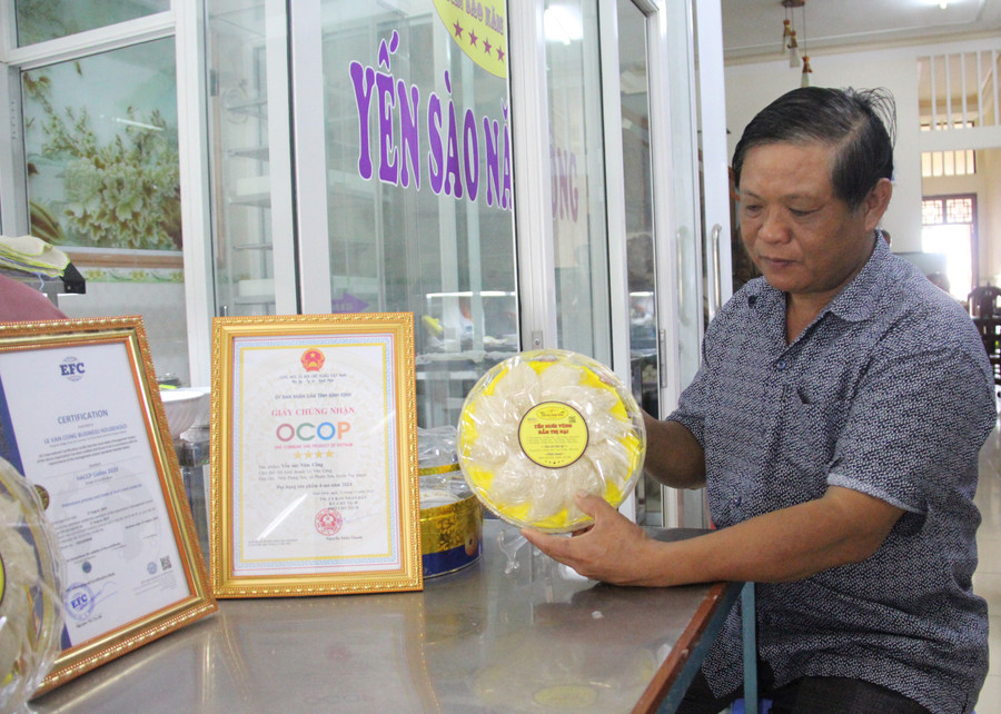 Ông Lê Văn Công, chủ cơ sở Yến sào Năm Công (xã Tuy Phước Đông) với sản phẩm đạt chuẩn OCOP 4 sao năm 2024. Ảnh: Trọng Lợi 4.jpg