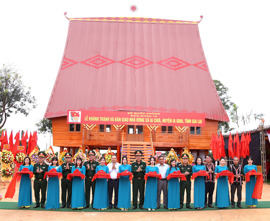 Binh đoàn 15 tặng nhà rông cho người dân vùng biên giới Gia Lai. Ảnh: Vĩnh Hoàng 19-2.jpg