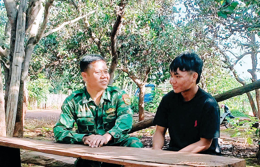 Cán bộ Đồn Biên phòng Ia O trò chuyện với cháu Kpui Hiếu. Ảnh: V.H 25-2.jpg