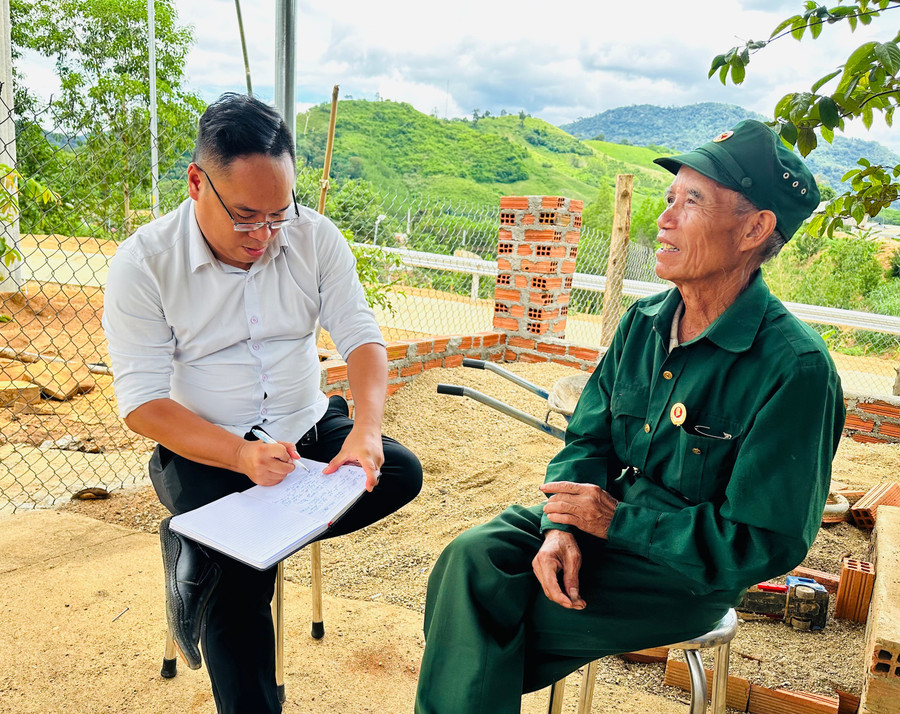 Ông Đinh Bưh (làng Tăng Lăng) kể lại những ngày xẻ gỗ, chặt tre dựng nhà làm việc, hội trường phục vụ cán bộ tại căn cứ cách mạng Khu 10. Ảnh: C.H 21-1.jpg