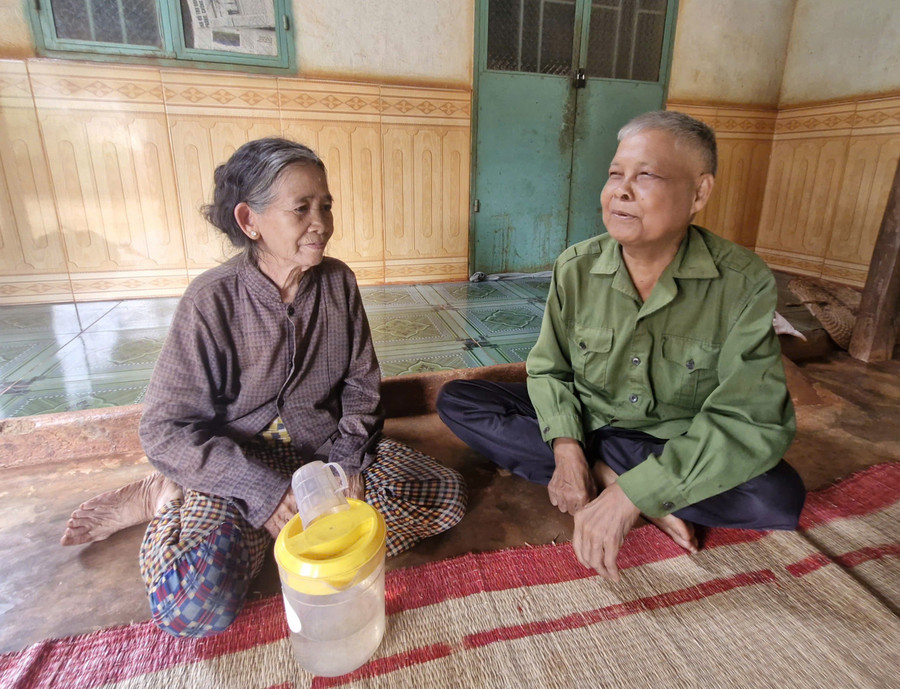 Già làng Rơ Châm Hloắc (bìa phải) kể lại những năm tháng sang Việt Nam lánh nạn diệt chủng. Ảnh: V.H 25-1.jpg