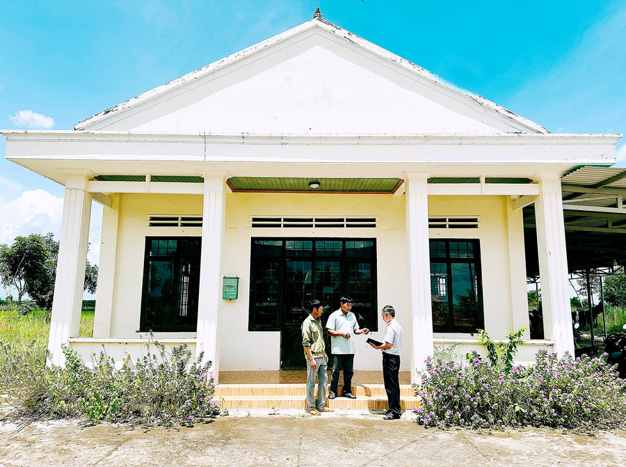 Nhờ sự quan tâm của Nhà nước, làng Ring nay có điện, đường, trường, trạm, nhà văn hóa. Ảnh: D.Đ 24-2.jpg