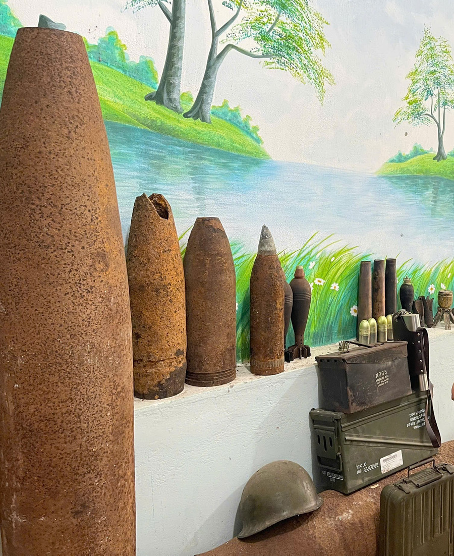Trong bộ sưu tập của thầy Võ Trí Hoàn, các loại bom, đạn chiến tranh (đã qua xử lý để đảm bảo an toàn) chiếm số lượng nhiều nhất. Ảnh: Vũ Chi 3.jpg