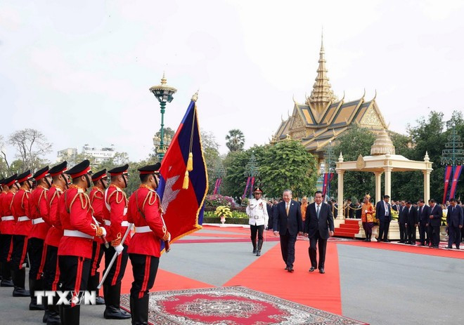 Tổng Bí thư Tô Lâm và Samdech Techo Hun Sen duyệt Đội danh dự Quân đội Hoàng gia Campuchia. Ảnh: Thống Nhất/TTXVN