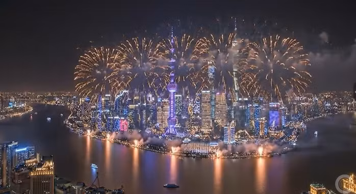 Bầu trời Thượng Hải bừng sáng rực rỡ với màn pháo hoa. Ảnh: Watch Center Live