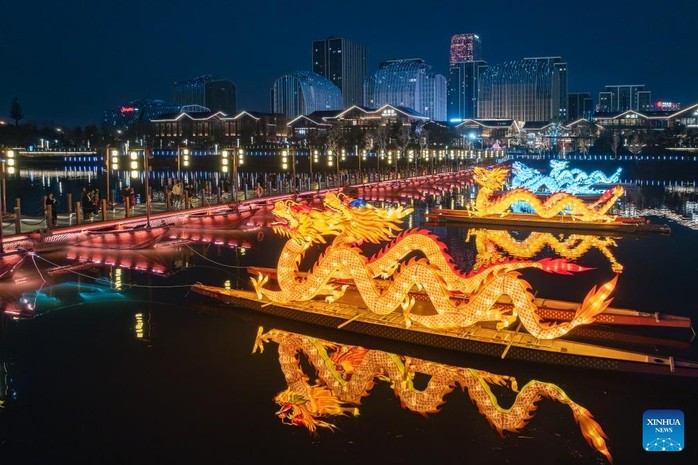 Đèn được lắp đặt trên sông Wujiang ở tỉnh Chiết Giang - Trung Quốc. Ảnh: Tân Hoa Xã