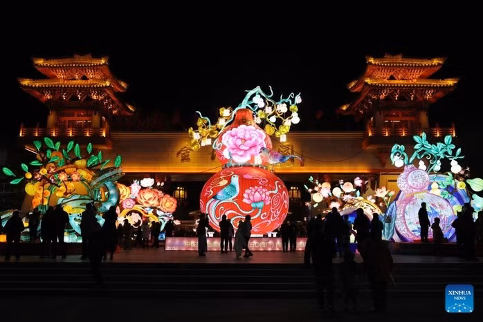 Du khách tham quan hội chợ đèn lồng mừng Tết Nguyên đán ở tỉnh Cam Túc - Trung Quốc. Ảnh: Tân Hoa Xã