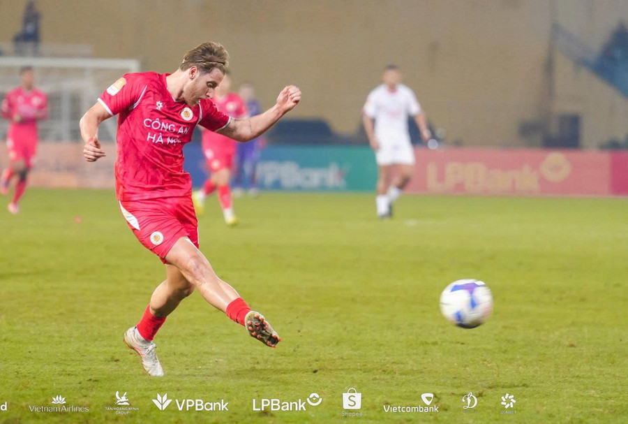 Stefan Mauk đáng ra không được xuất hiện trước Tampines ở lượt đi