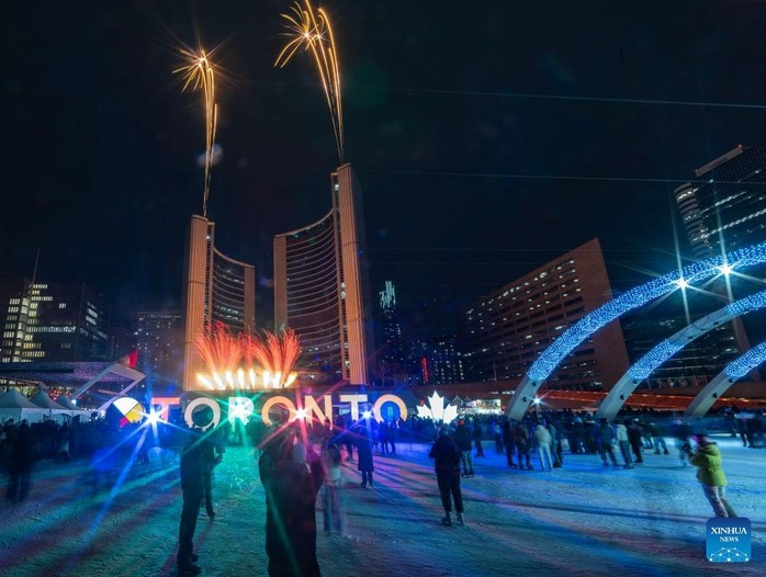 Màn trình diễn pháo hoa được tổ chức xung quanh Tòa thị chính Toronto chào mừng Tết Nguyên đán ở Toronto - Canada. Ảnh: Tân Hoa Xã
