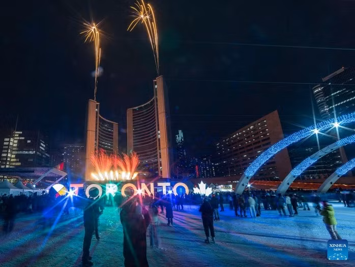 Màn trình diễn pháo hoa được tổ chức xung quanh Tòa thị chính Toronto chào mừng Tết Nguyên đán ở Toronto - Canada. Ảnh: Tân Hoa Xã