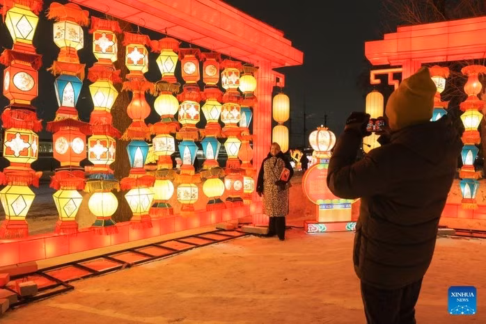 Một khách du lịch chụp ảnh đèn lồng ở TP St. Petersburg - Nga. Ảnh: Tân Hoa Xã