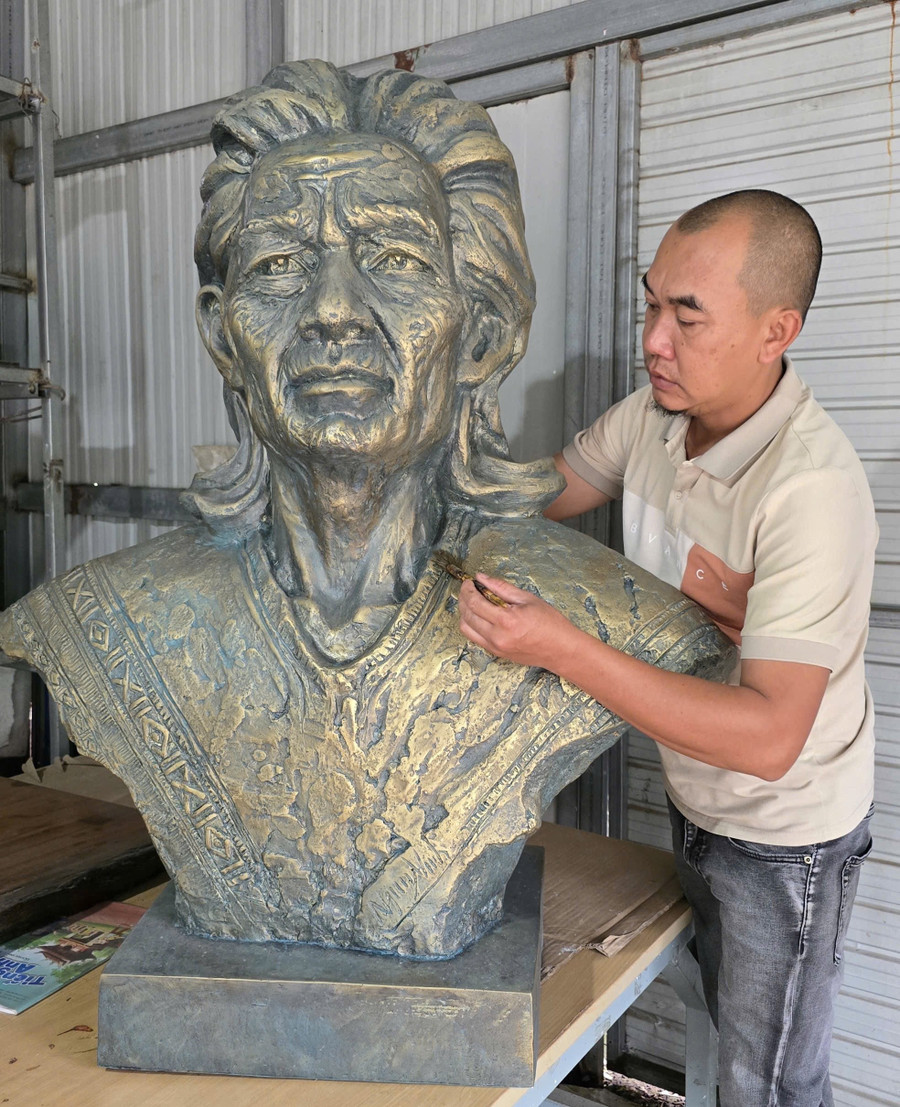 Ο γλύπτης Nguyen Vinh φιλοτεχνεί προσεκτικά ένα πορτρέτο του ζωγράφου Xu Man. Φωτογραφία: Phuong Duyen nghe-si.jpg