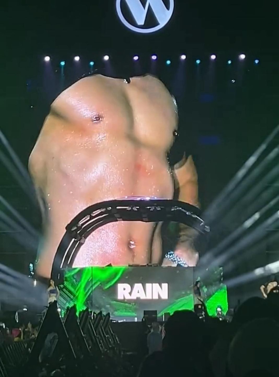 Bi Rain gửi khán giả màn thể hiện vén áo khoe vũ đạo sau 9 năm trở lại Việt Nam.