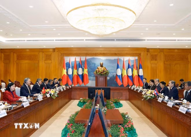 Tổng Bí thư Tô Lâm hội kiến Chủ tịch Quốc hội Lào Saysomphone Phomvihane. Ảnh: Thống Nhất/TTXVN