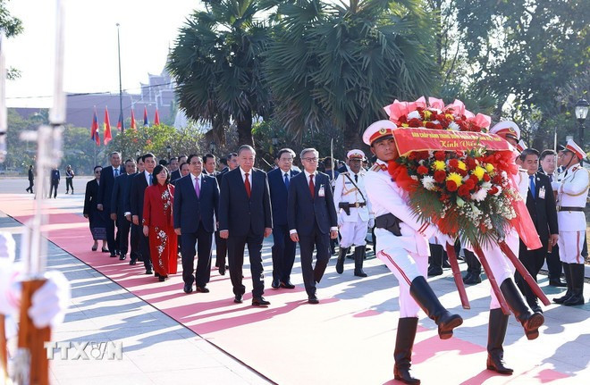 Tổng Bí thư Tô Lâm; Thủ tướng Phạm Minh Chính; Chủ tịch Quốc hội Trần Thanh Mẫn đến đặt vòng hoa tưởng niệm tại Đài tưởng niệm các chiến sỹ vô danh. Ảnh: Dương Giang/TTXVN