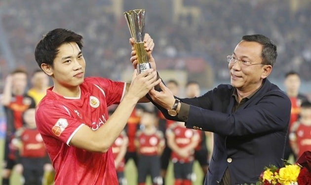 Tiền đạo Nguyễn Đình Bắc được trao Cúp "Vua phá lưới" giải U23 châu Á 2026. Ảnh VFF