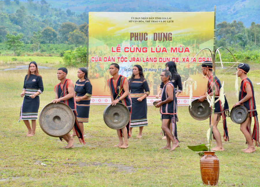 Người dân làng Dun De tham gia buổi phục dựng lễ cúng lúa mùa. Ảnh: Lam Nguyên uoc-vong-mua-vu.jpg