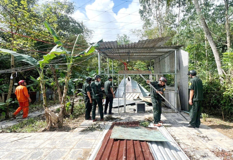 Lực lượng chức năng phường Quy Nhơn Nam cưỡng chế tháo dỡ công trình xây dựng trái phép. Ảnh: C.L quan-ly-dat-dai.jpg