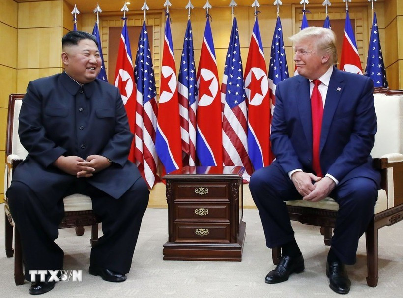Tổng thống Mỹ Donald Trump (phải) và nhà lãnh đạo Triều Tiên Kim Jong Un tại cuộc gặp ở làng đình chiến Panmunjom ở biên giới liên Triều, ngày 30-6-2019. Ảnh: Yonhap/TTXVN hoa-binh-khu-vuc.jpg