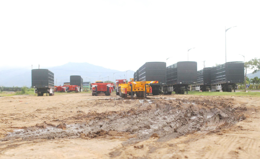 Nhiều cá nhân chiếm dụng đất thuộc dự án Khu đô thị mới Long Vân (phường Quy Nhơn Bắc) làm bãi đậu xe, sửa xe. Ảnh: C.L xay-dung.jpg