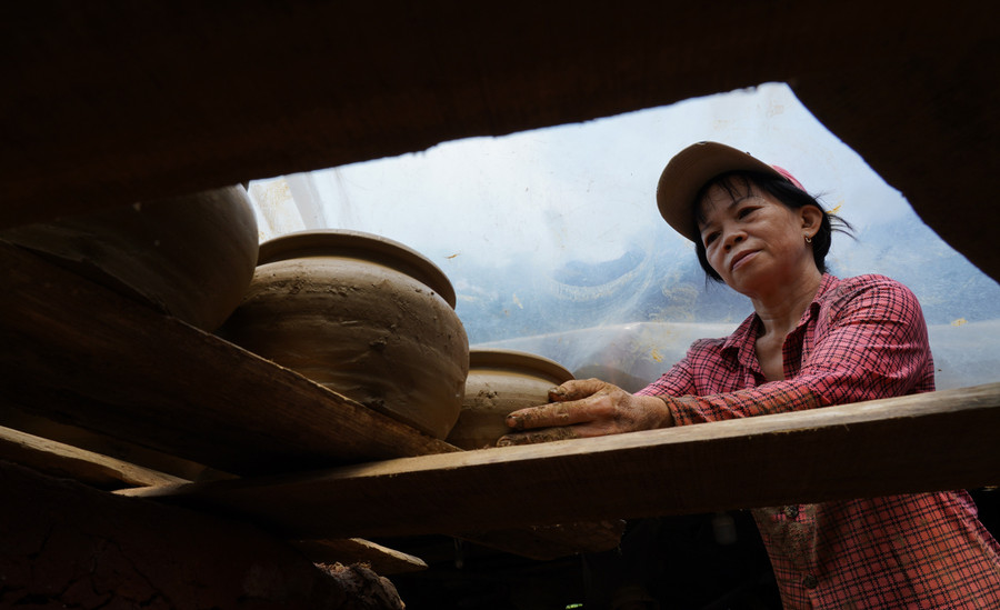 Nghệ nhân kiểm tra gốm trước khi đem nung. Ảnh: Việt Hùng phat-trien-ben-vung.jpg