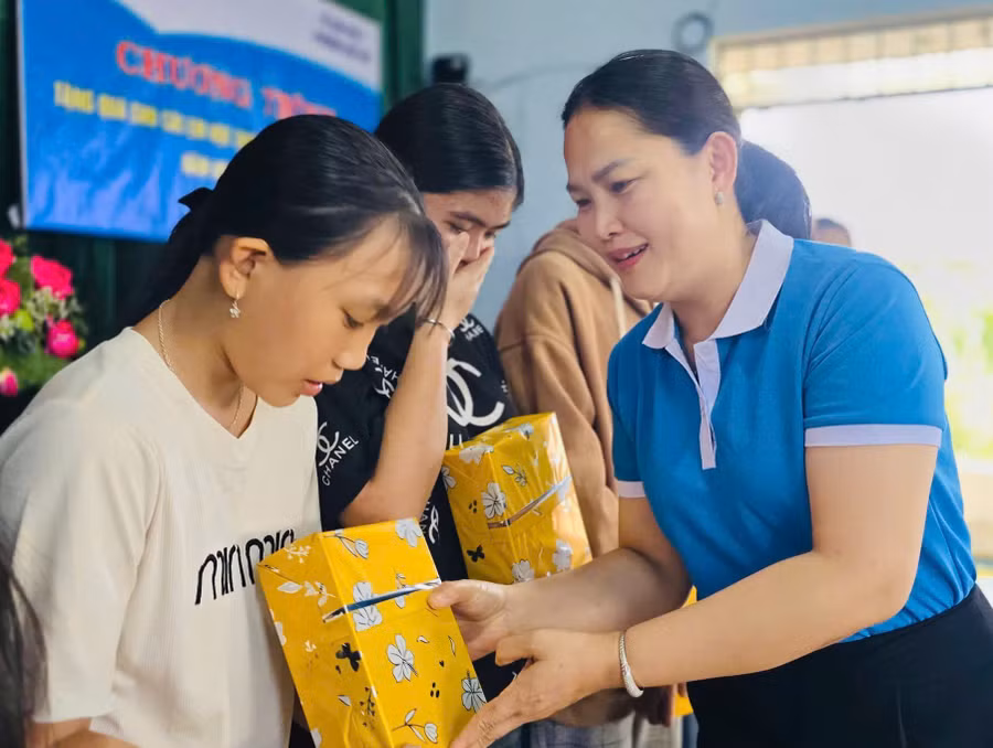 Bà Trần Thị Thanh Tuyền tặng quà cho học sinh có hoàn cảnh khó khăn. Ảnh: Bá Bính