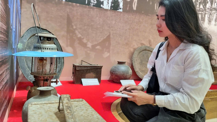 Nhiều bạn trẻ xúc động khi đến thăm Bảo tàng Mẹ Việt Nam Anh hùng, lắng nghe câu chuyện kỷ vật chiến tranh Nhiều bạn trẻ xúc động khi đến thăm Bảo tàng Mẹ Việt Nam Anh hùng, lắng nghe câu chuyện kỷ vật chiến tranh