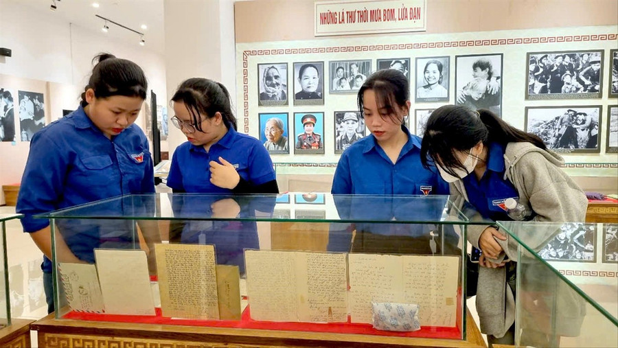 Những bức thư tay, khăn thêu, chiếc đèn dầu, thùng tiếp đạn… lưu giữ những câu chuyện hào hùng thời chiến Những bức thư tay, khăn thêu, chiếc đèn dầu, thùng tiếp đạn… lưu giữ những câu chuyện hào hùng thời chiến