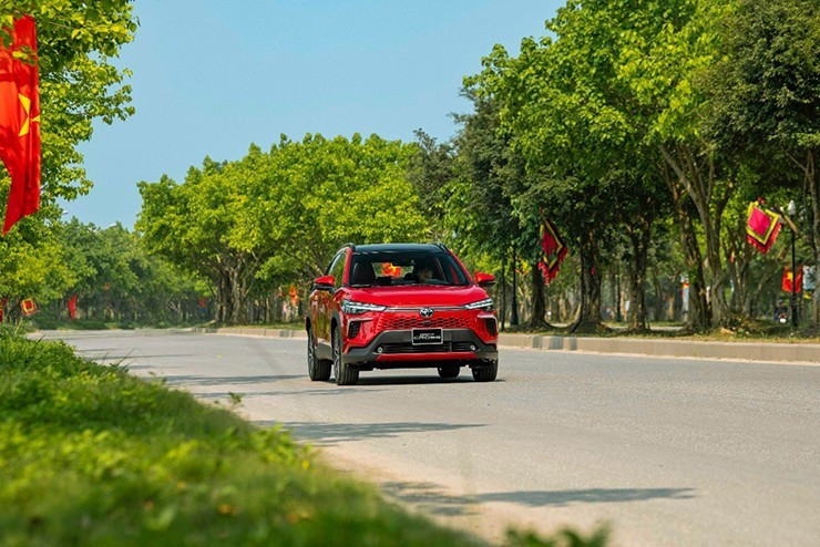 Toyota Corolla Cross 2025 được phân phối tại thị trường Việt Nam với 2 phiên bản và 7 màu sơn ngoại thất. Ảnh: ST gia-xe-toyota-corolla-cross-lan-banh-kem-uu-dai-thang-5-2025-2-1747566595-355-width740height494.jpg
