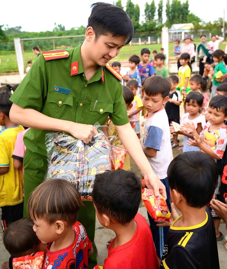 Thiếu tá Đỗ Hòa Bình-Phó Trưởng Công an xã Ia Pa tham gia hoạt động thiện nguyện ở thôn Mơ Năng 2, xã Ia Pa. Ảnh: NVCC hoat-dong-tu-thien.jpg
