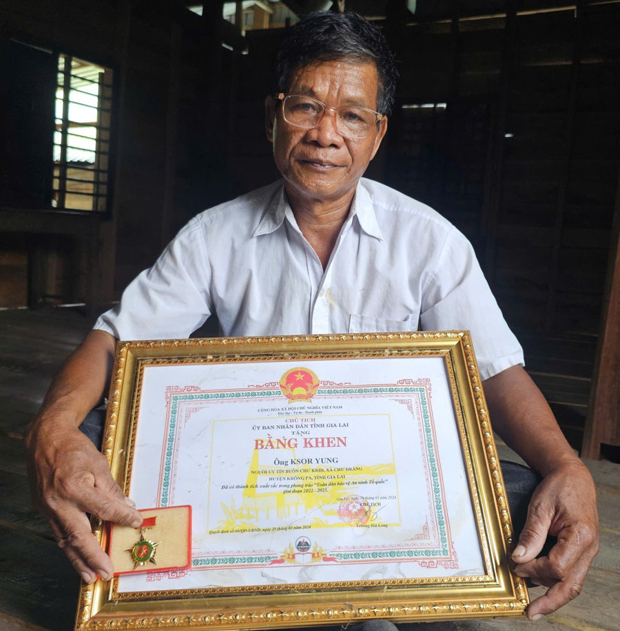 Ông Ksor Yung đã nhận được nhiều khen thưởng cho cống hiến của mình. Ảnh: R’Ô Hok nhieu-khen-thuong.jpg
