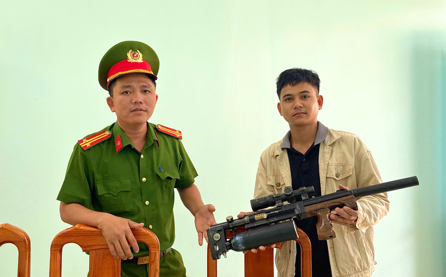 Anh Đinh Hoàng Anh đến gặp Trung tá Bành Trọng Tá-Phó Trưởng Công an xã An Vinh để giao nộp vũ khí. Ảnh: NVCC giao-nop-vu-khi.jpg