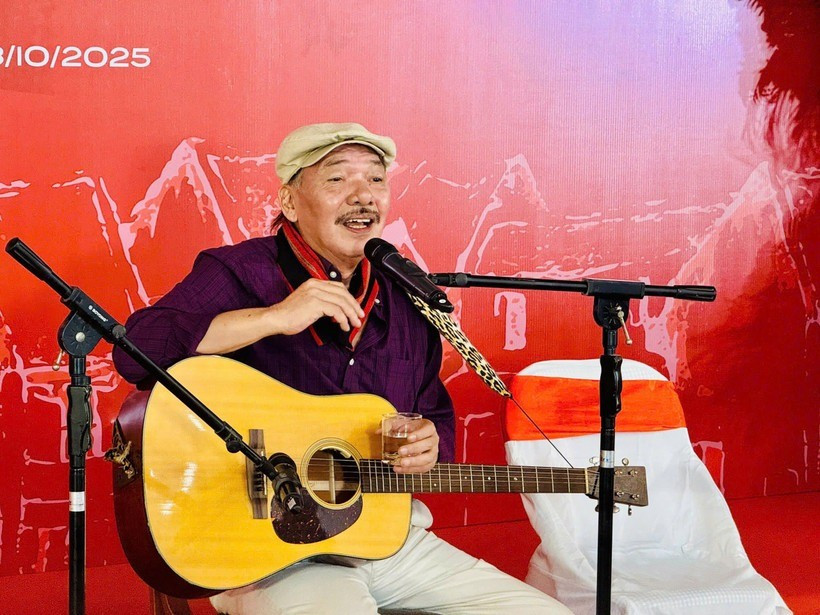 "Lãng tử du ca" Trần Tiến. (Ảnh: Hương Sơn/Vietnam+) lang-tu-du-ca.jpg