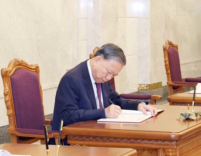 Tổng Bí thư Tô Lâm ghi sổ lưu niệm tại Cung Thái Dương ở Thủ đô Bình Nhưỡng. (Ảnh: THỐNG NHẤT/TTXVN)