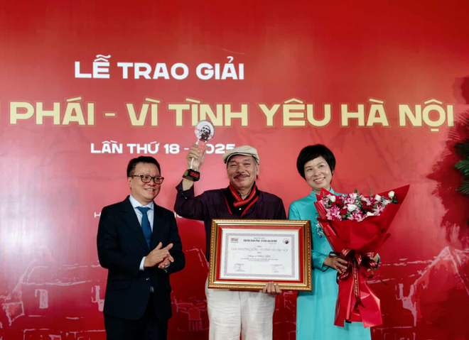 Ông Lê Quốc Minh, Ủy viên Trung ương Đảng, Chủ tịch Hội Nhà báo Việt Nam, Tổng Biên tập Báo Nhân Dân và Tổng Giám đốc Thông tấn xã Việt Nam Vũ Việt Trang trao Giải thưởng Lớn cho nhạc sỹ Trần Tiến. (Ảnh: Huy Thông/TTXVN) Ông Lê Quốc Minh, Ủy viên Trung ương Đảng, Chủ tịch Hội Nhà báo Việt Nam, Tổng Biên tập Báo Nhân Dân và Tổng Giám đốc Thông tấn xã Việt Nam Vũ Việt Trang trao Giải thưởng Lớn cho nhạc sỹ Trần Tiến. (Ảnh: Huy Thông/TTXVN)
