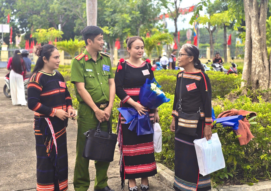Thiếu tá Đỗ Hòa Bình, Phó trưởng CA xã Ia Pa trò chuyện với người có uy tín và chị em người Jrai làm công tác Mặt trận ở các thôn. Ảnh: NVCC ket-noi-cong-dong.jpg