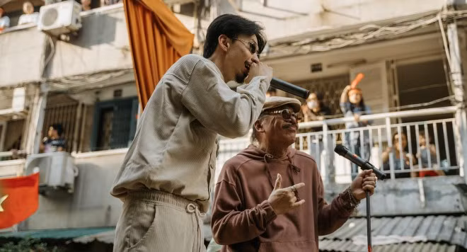 "Tay chơi" Trần Tiến từng đồng hành cùng rapper Đen Vâu trong một dự án âm nhạc trẻ trung. (Ảnh: CTV/Vietnam+)