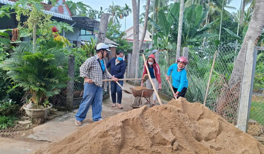 Phụ nữ ở phường Bồng Sơn hỗ trợ ngày công xây nhà cho bà Lê Thị Vinh. Ảnh: Hải Yến phu-nu-giup-nhau.jpg