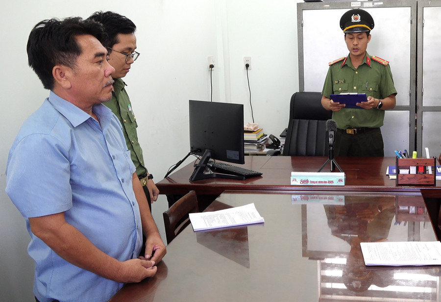 Cơ quan An ninh điều tra thực hiện lệnh bắt tạm giam đối với bị can Nguyễn Văn Tòng (bìa trái). Ảnh: Q.H xuyen-tac.jpg