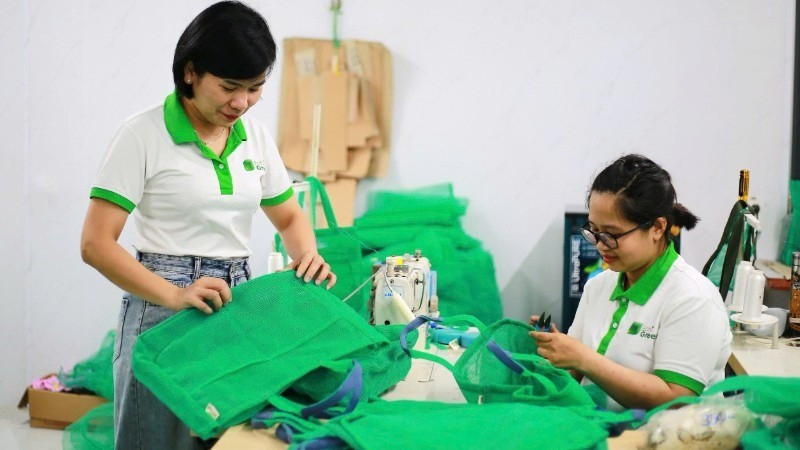 Chị Huỳnh Thị Tường Vy (bên trái) kiểm tra sản phẩm. san-pham.jpg