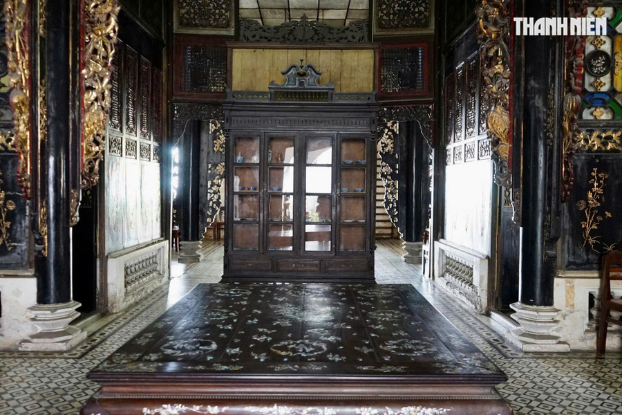 Ngay khi bước vào không gian bên trong nhà, du khách sẽ thấy sự xuất hiện của các loại gỗ được dùng làm khung sườn nhà, cột trụ và kết hợp đường nét hoa văn truyền thống. Nhờ đó, tạo nên tổng quan thu hút và ấn tượng cho bất kỳ ai khi ghé thăm. Ảnh: THANH QUÂN